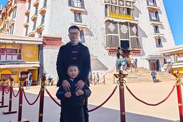 一家三口去西藏报团旅游大约多少钱